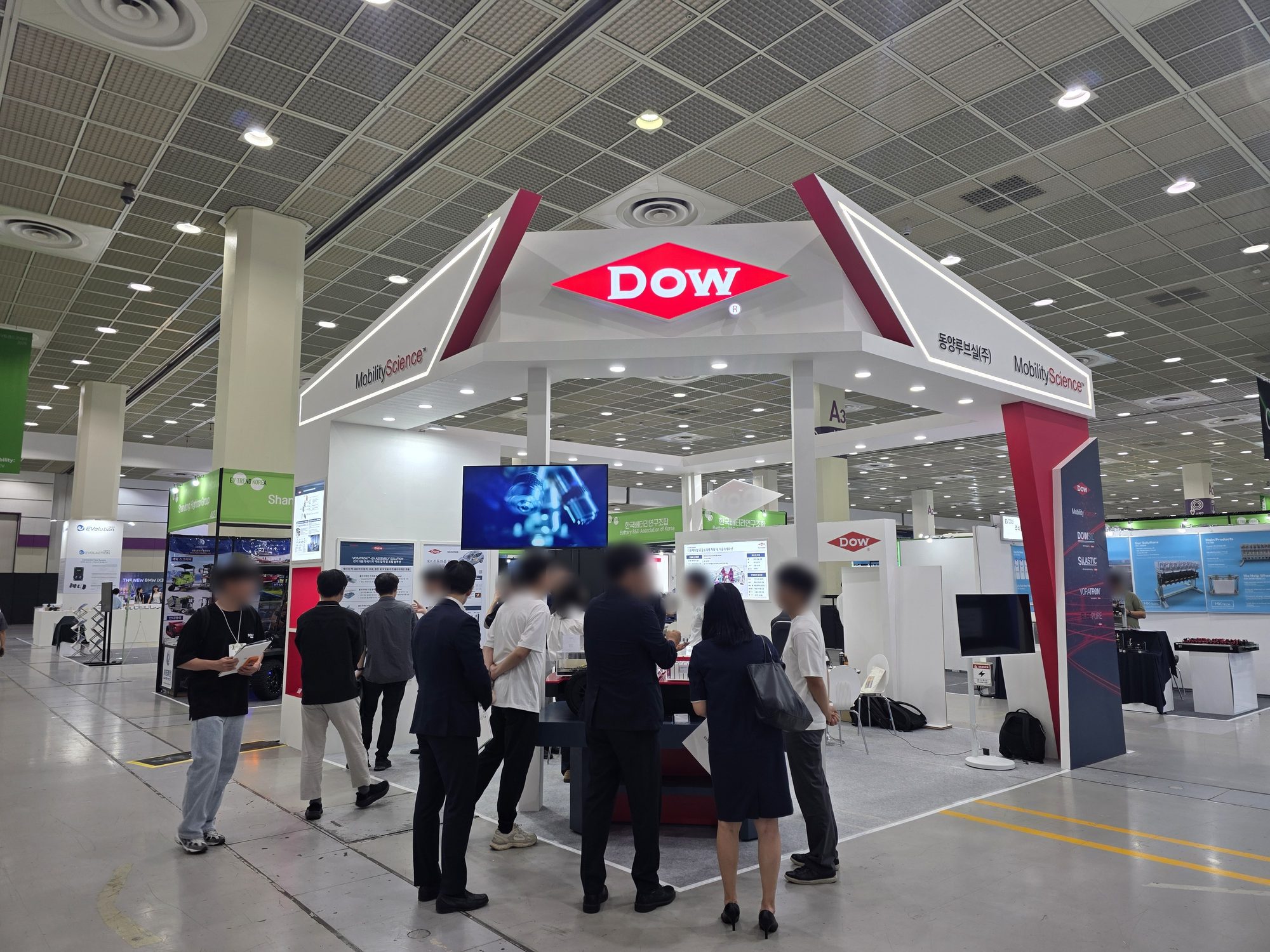 Dow 로고 조명이 켜진 EV TREND KOREA 2026 Dow 부스와 관람객